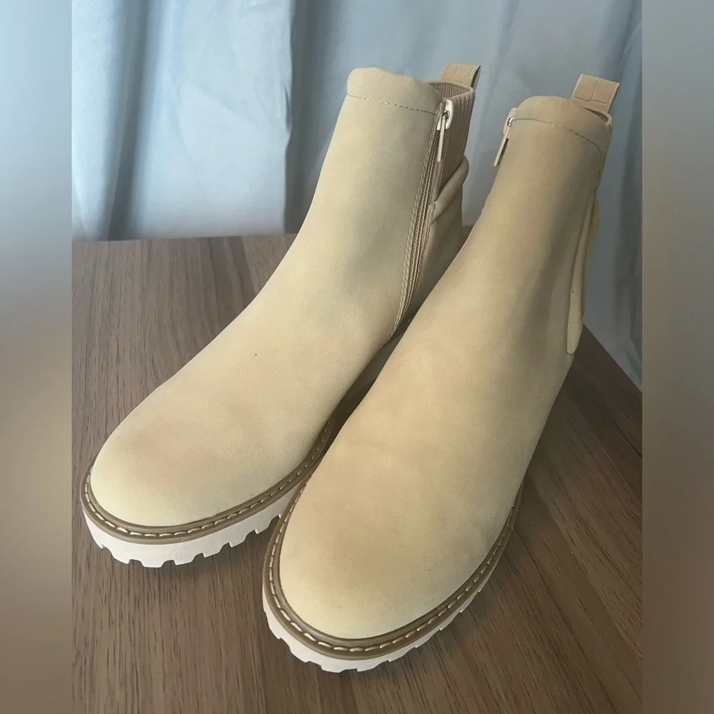 NWOB Chelsea Boots